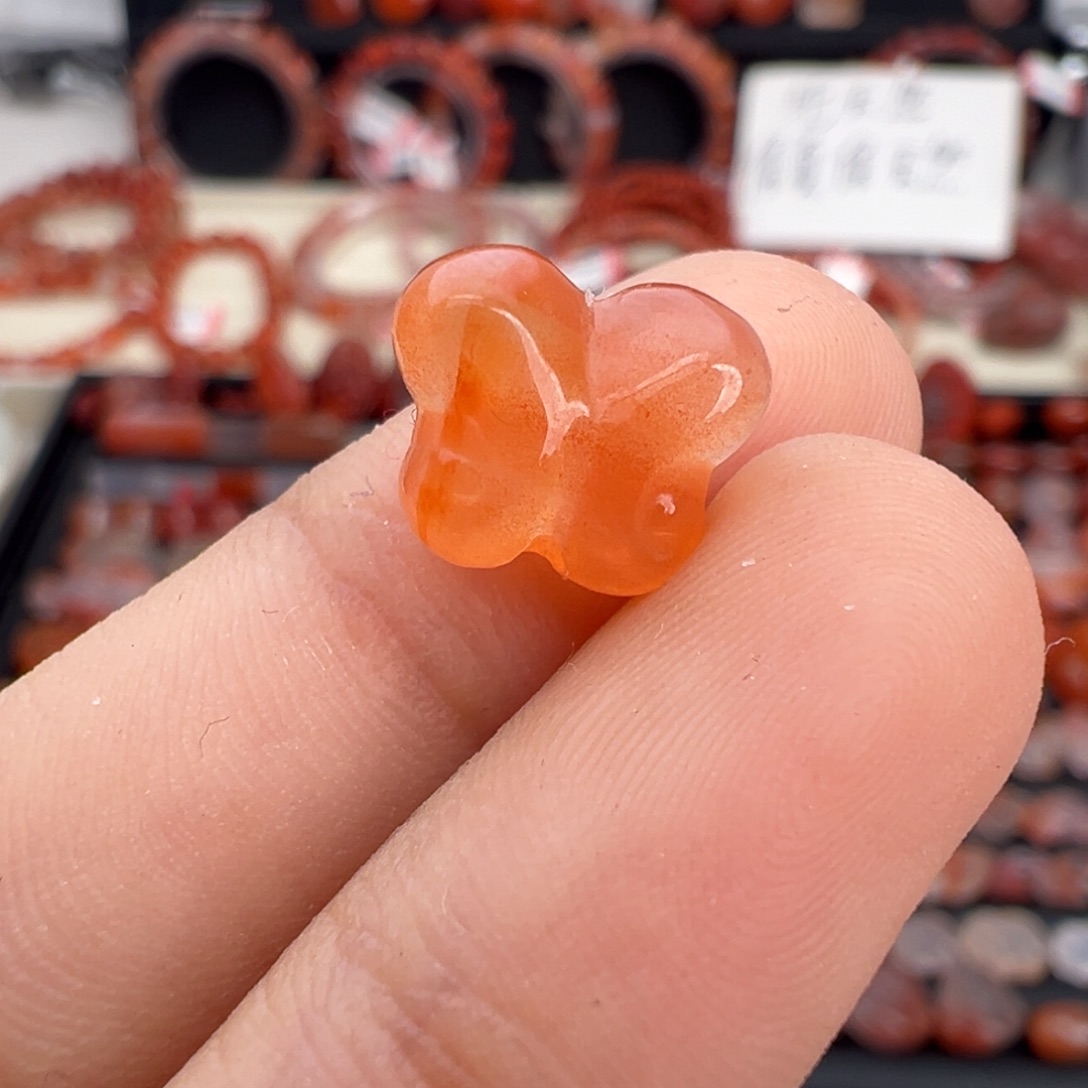 南红玛瑙未镶嵌颈饰蝴蝶