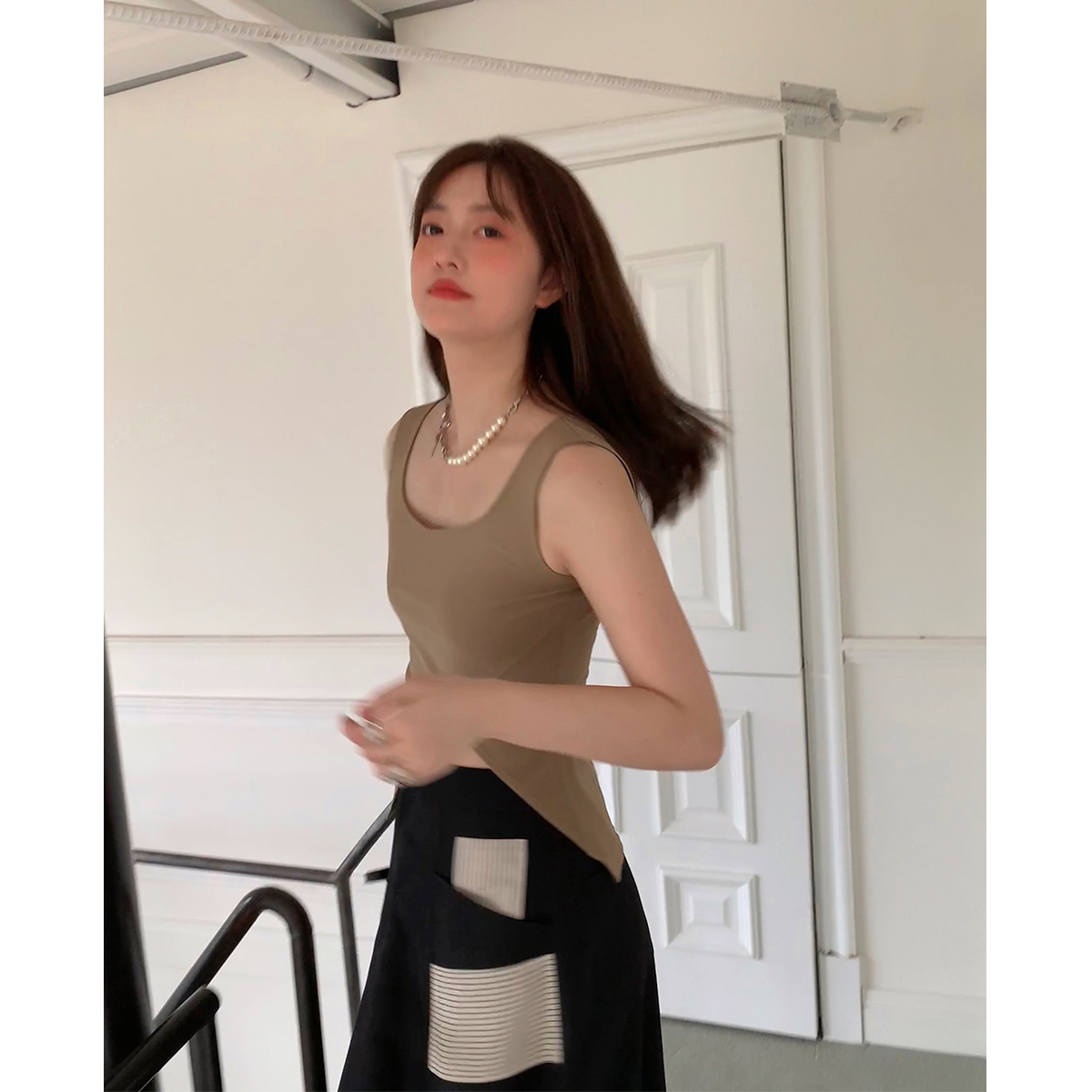 白标~心机内搭组~斜开叉背心+短袖T恤