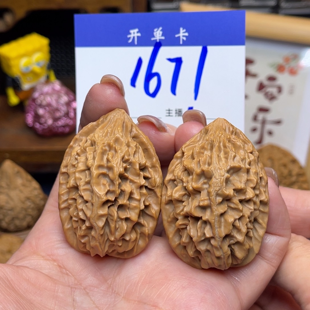 桃核把件金钱鼠34李。    