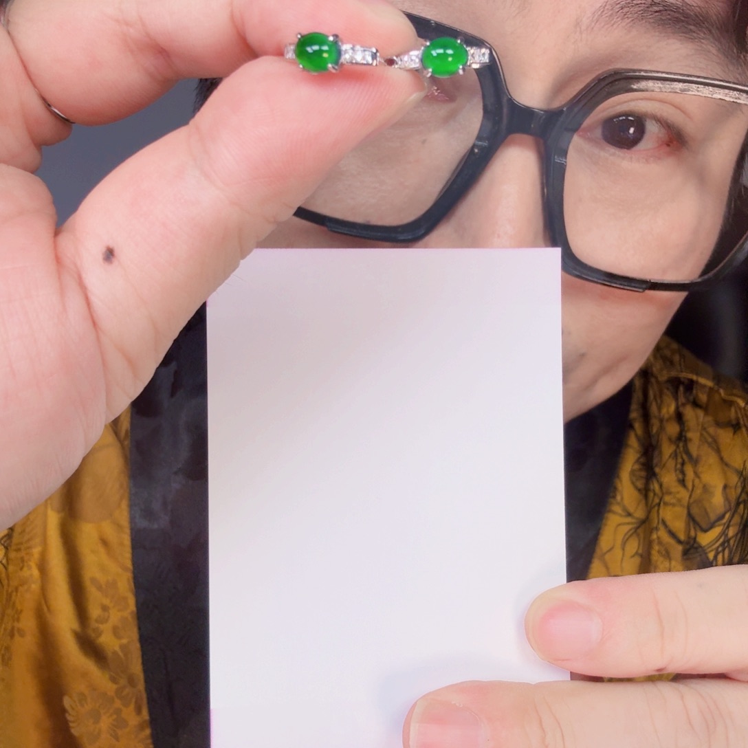 翡翠未镶嵌颈饰一对