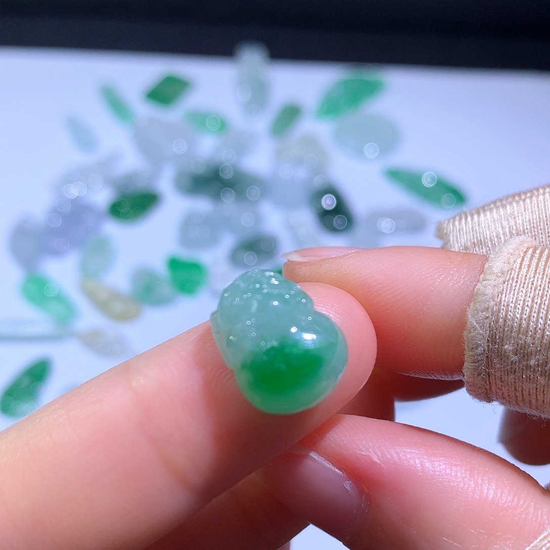 翡翠颈饰未镶嵌皮休