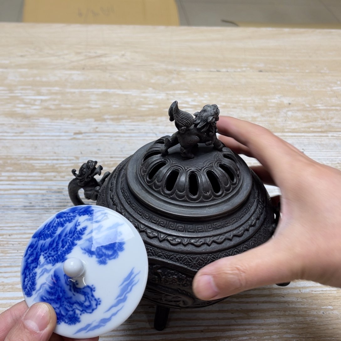 瓷片B****k密密麻麻地排列着一个