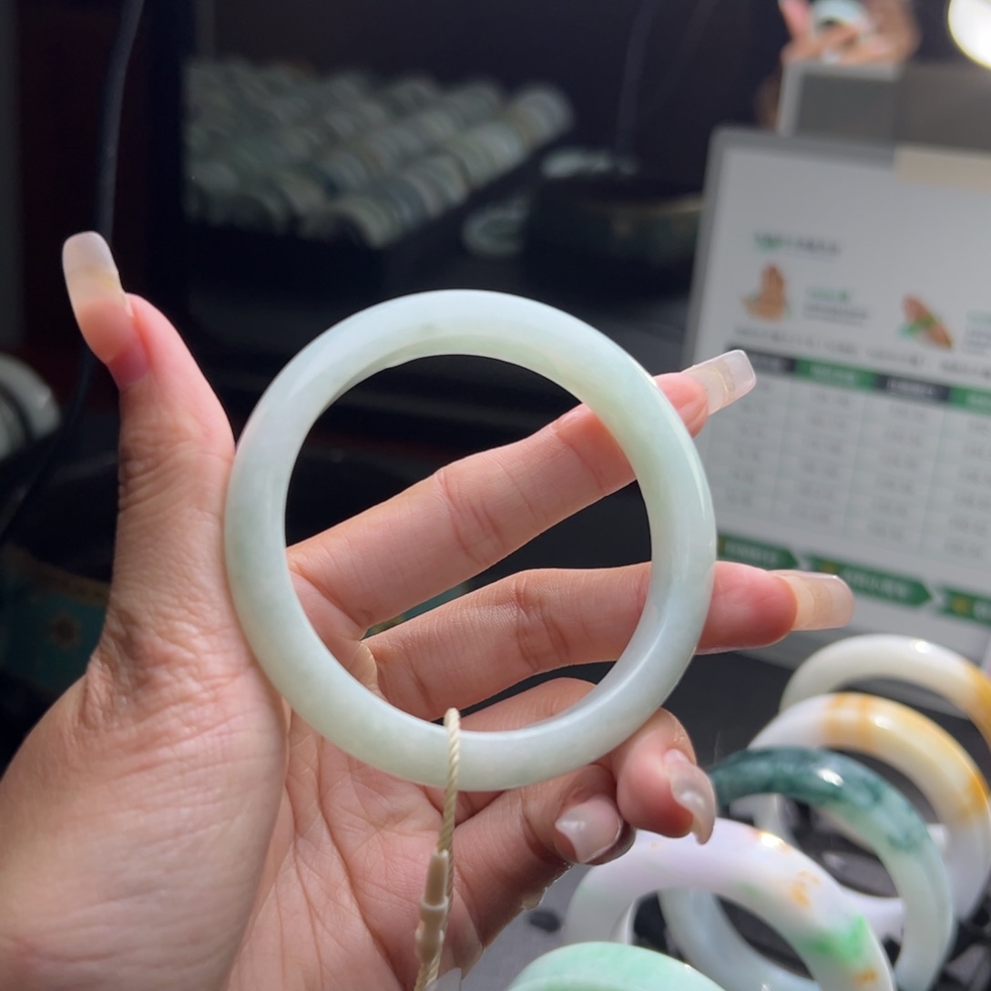 翡翠手镯未镶嵌月****睡