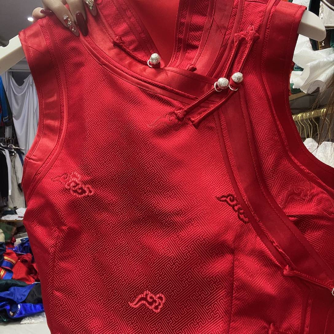 闪电购红色马夹M。