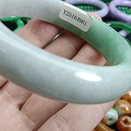 小***姐翡翠未镶嵌颈饰翡翠