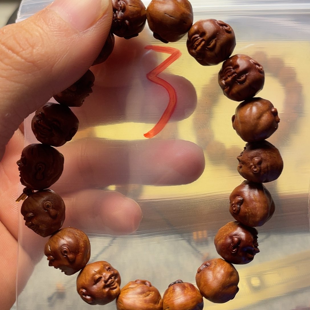 龙纹桃核雕刻笑佛（瑕疵）