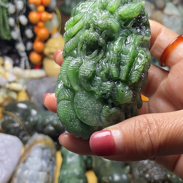 苍***狼和田玉未镶嵌颈饰