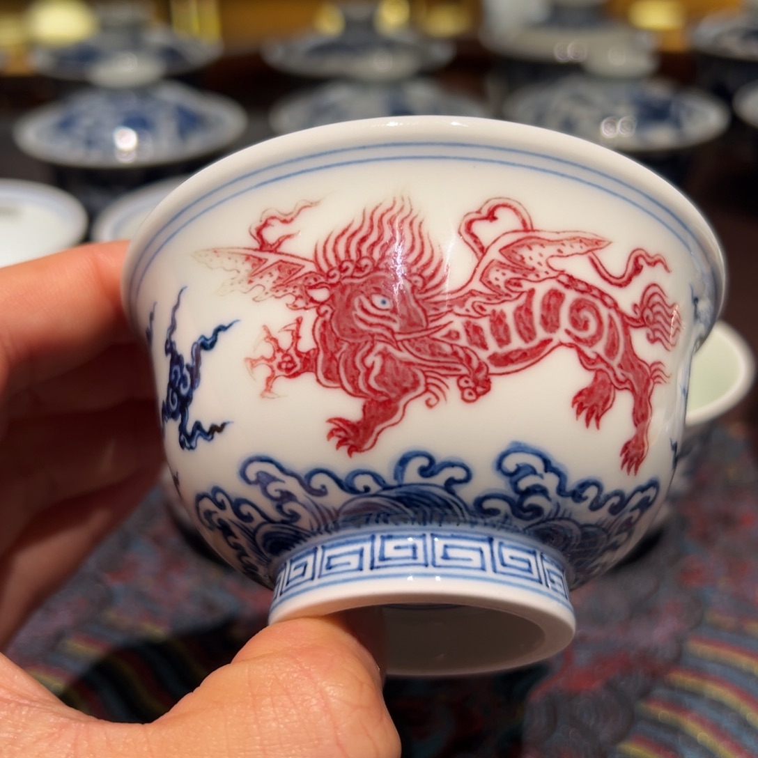 陶精品青花釉里红海水象压手杯口径约9.5厘米