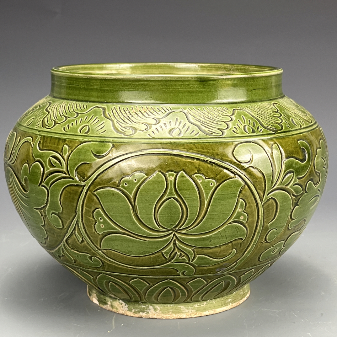 景德镇窑花卉纹大罐