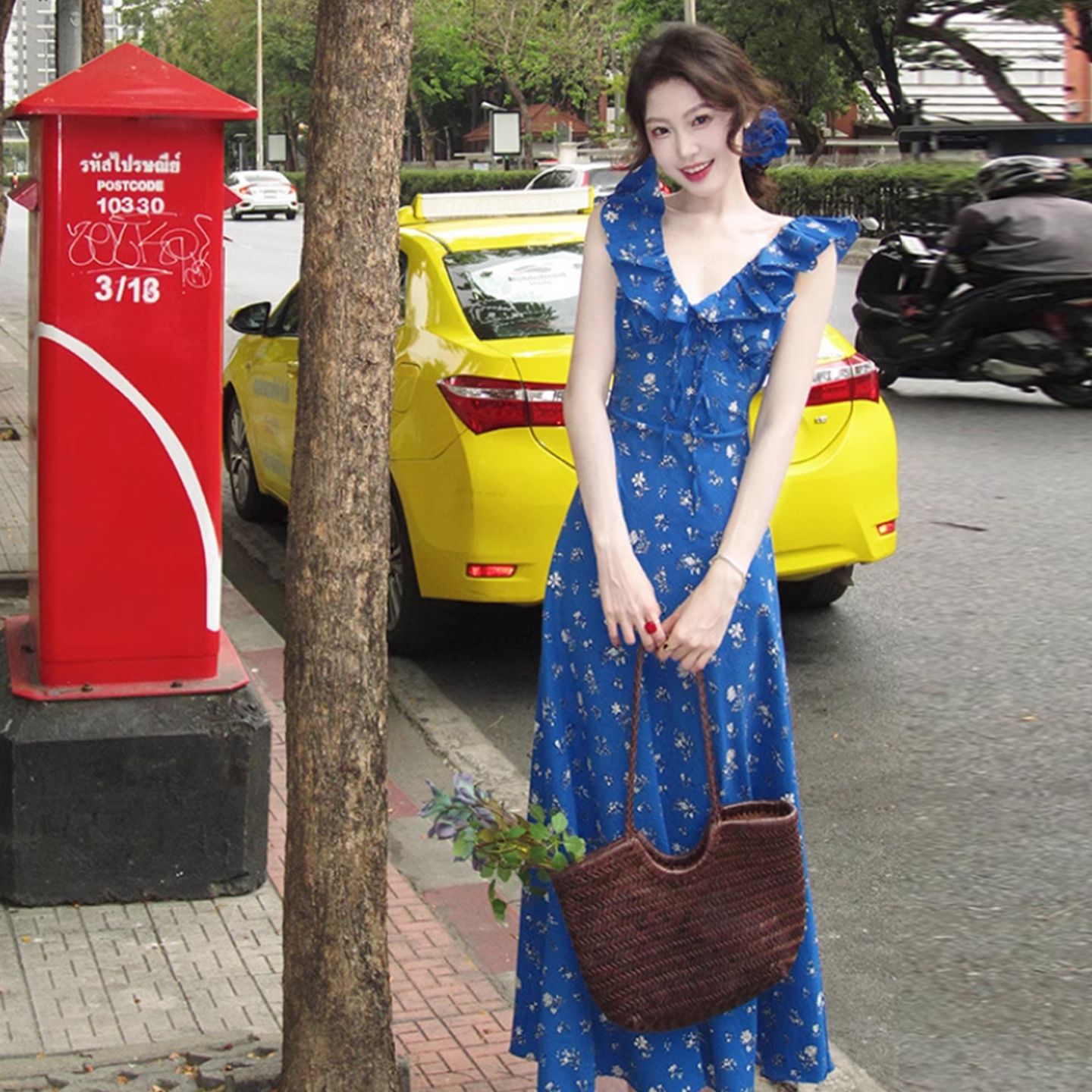克莱因蓝碎花系带V领背心连衣裙女夏季2025气质修身显瘦裙子3886