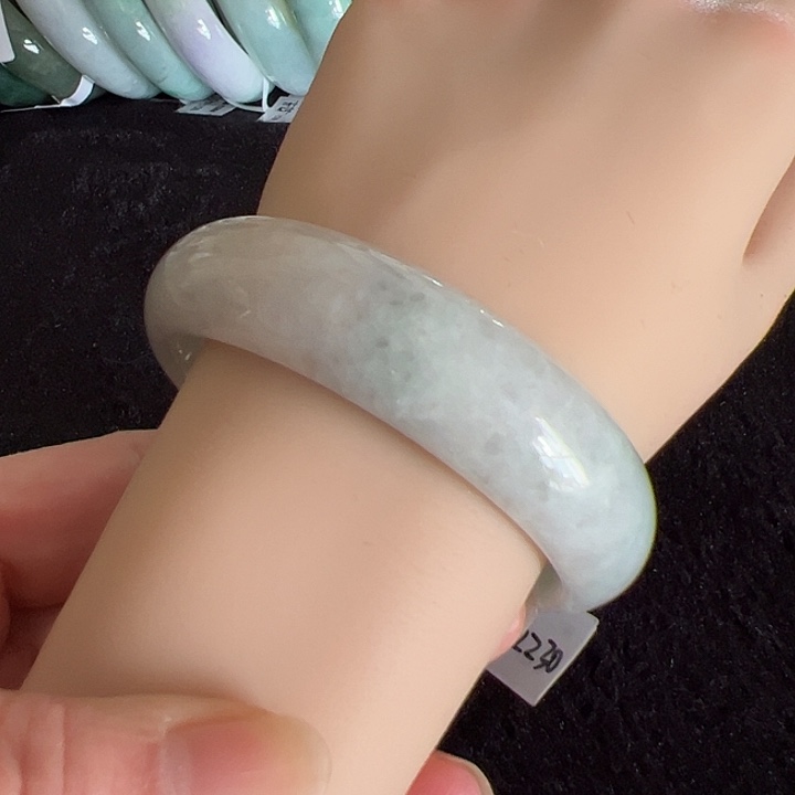 翡翠未镶嵌手镯编号52230圈口60