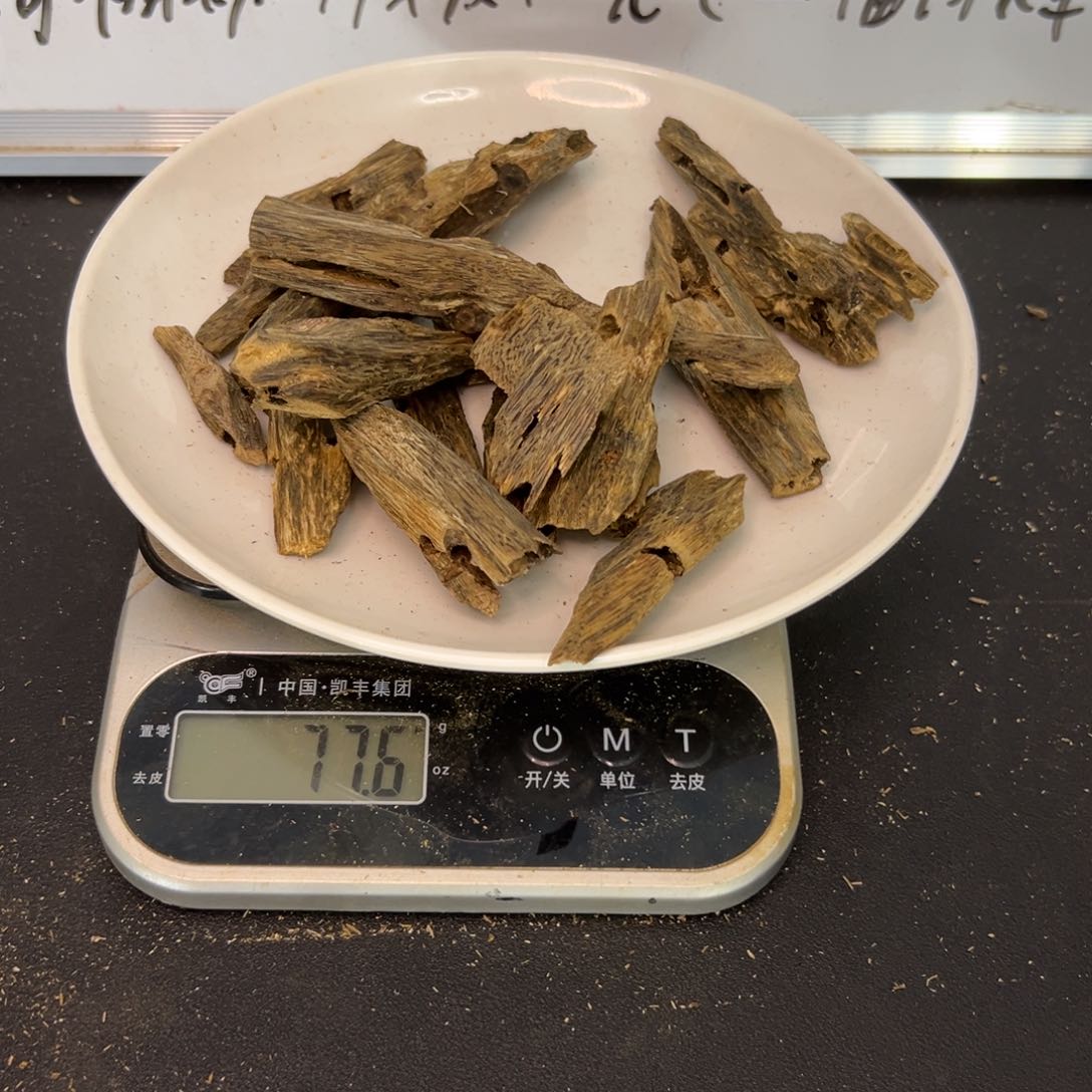 沉香碎屑沉香驼背黑奇