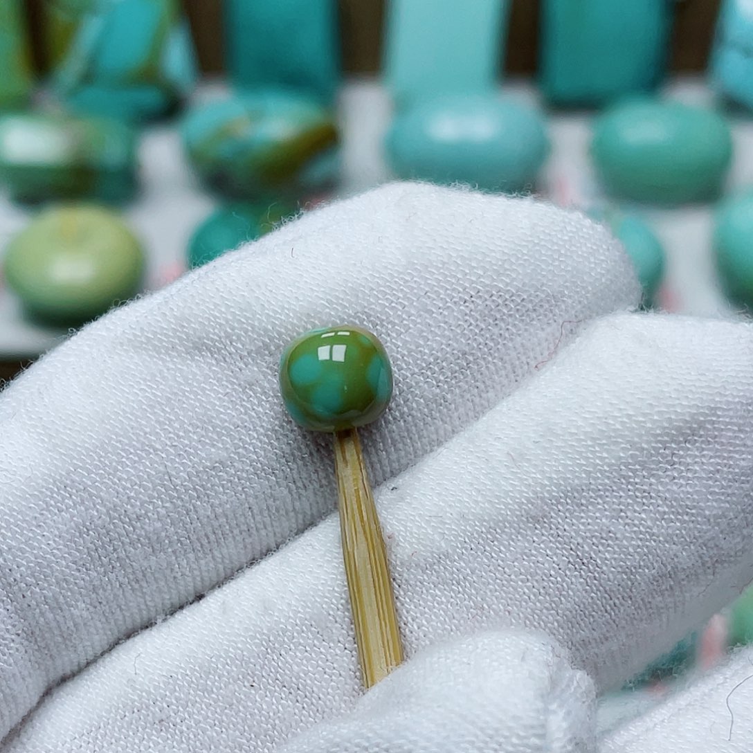 刘***官绿松石未镶嵌珠宝奇石