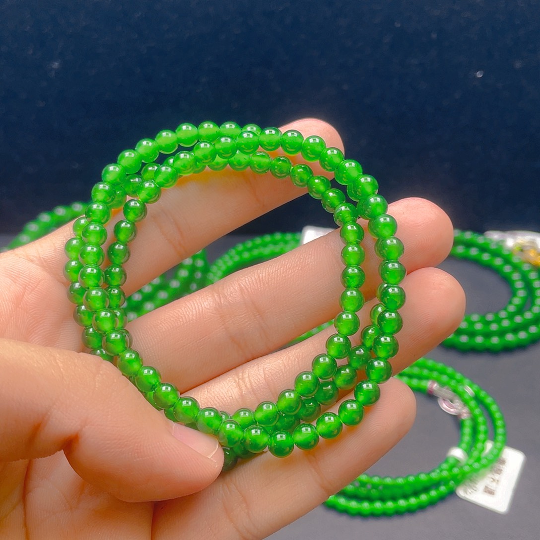 翡翠未镶嵌颈饰       