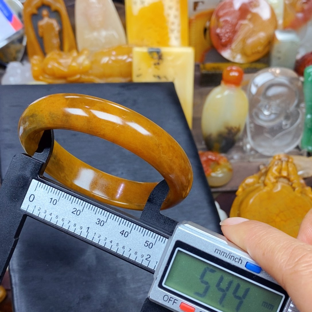 石英质玉（黄龙玉）颈饰未镶嵌