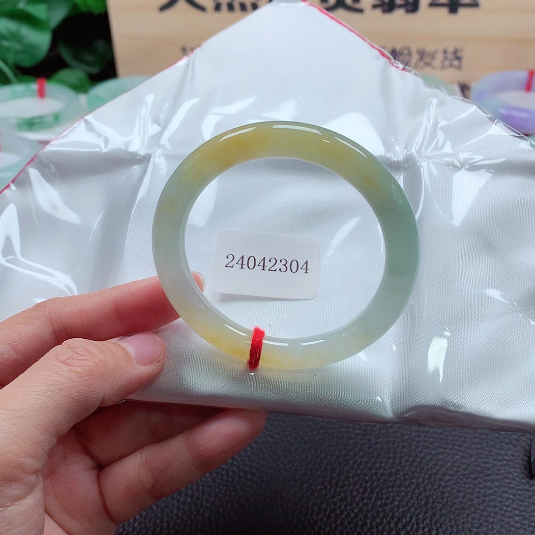 翡翠手镯（圆镯）未镶嵌天然A货翡翠手镯