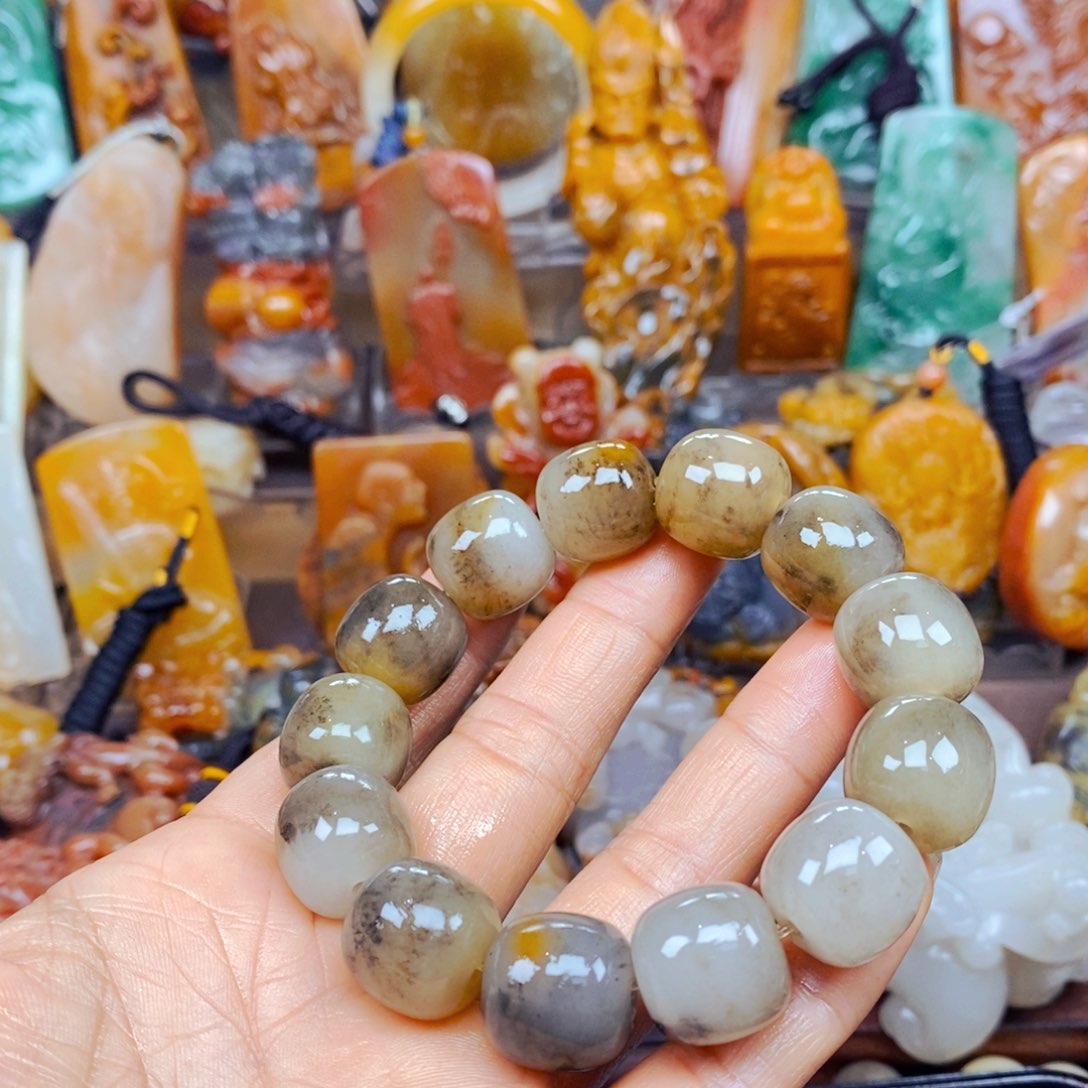 石英质玉（黄龙玉）未镶嵌颈饰