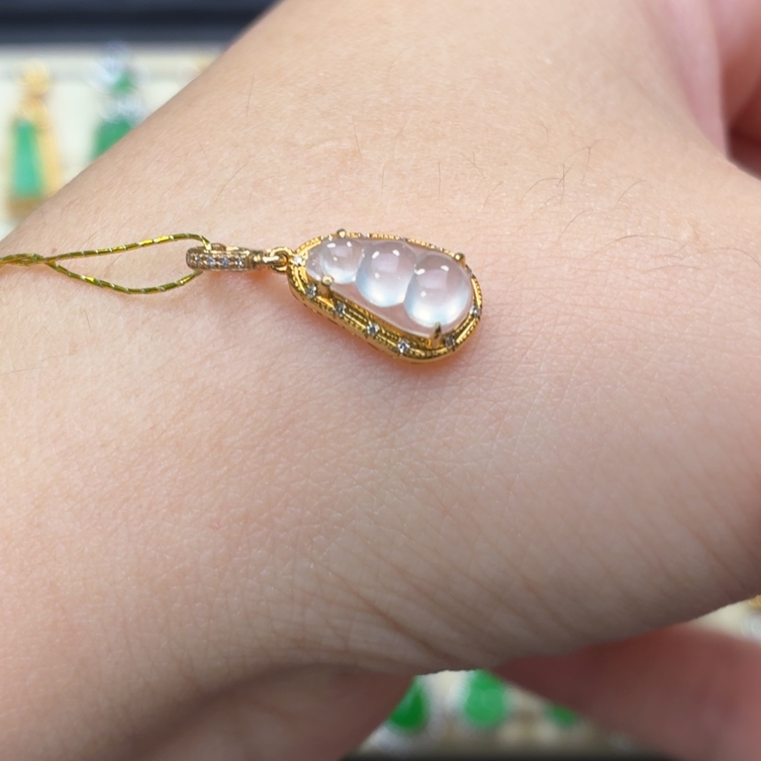 翡翠18K金镶嵌颈饰