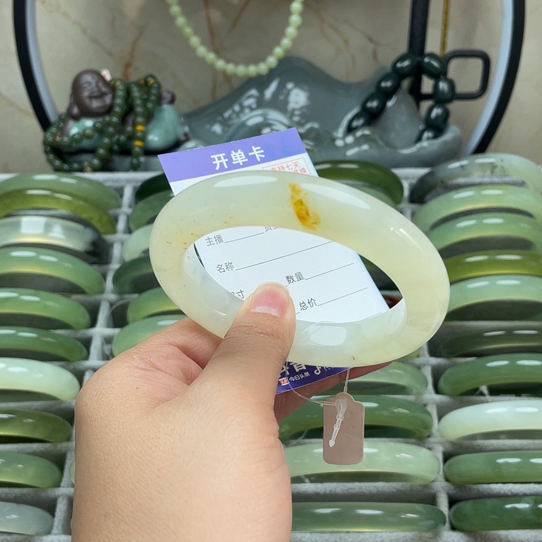 蛇纹石玉未镶嵌手镯微瑕