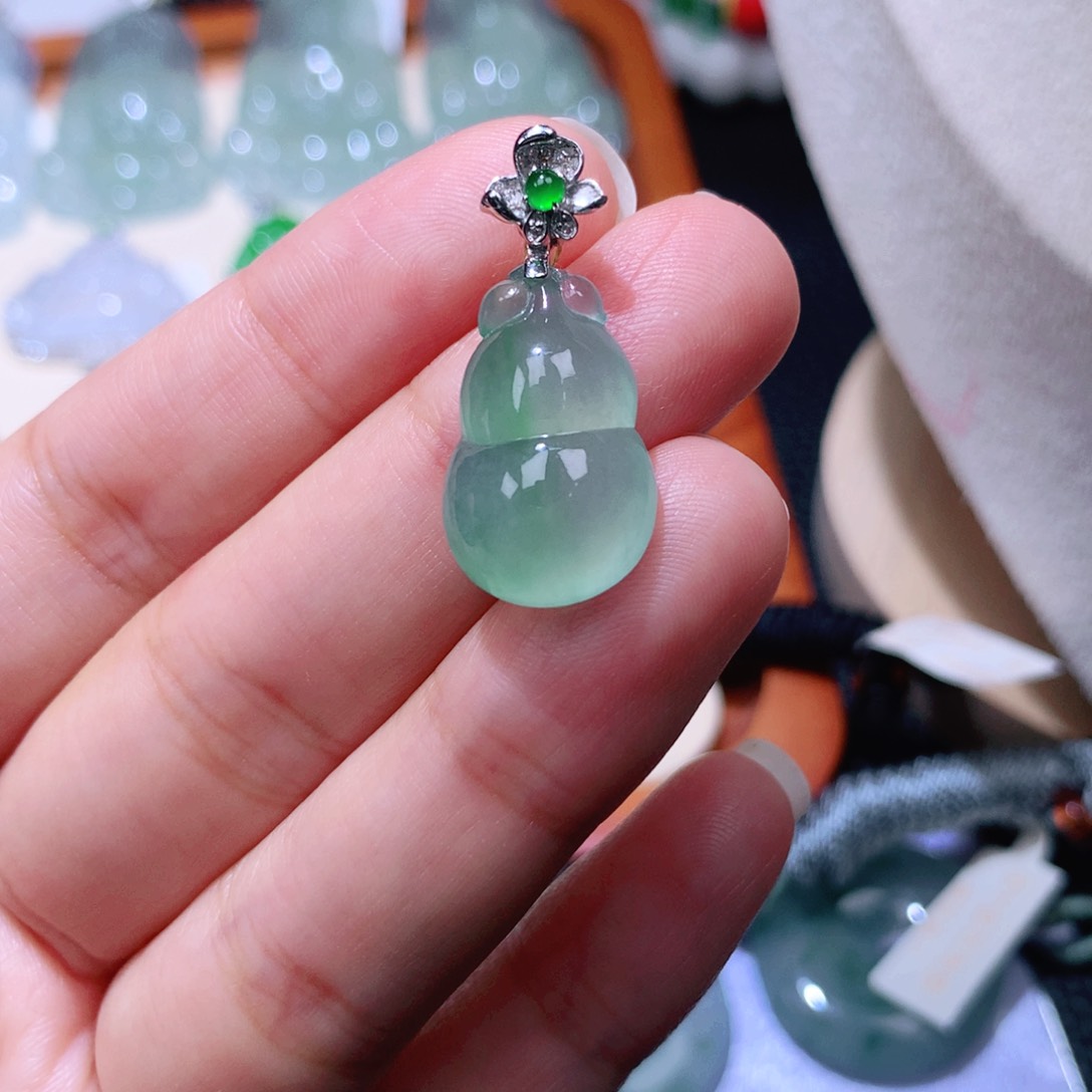 颈饰18K金镶嵌翡翠葫芦