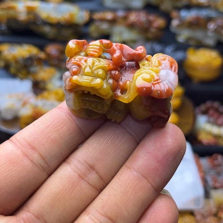 石英质玉（黄龙玉）未镶嵌颈饰