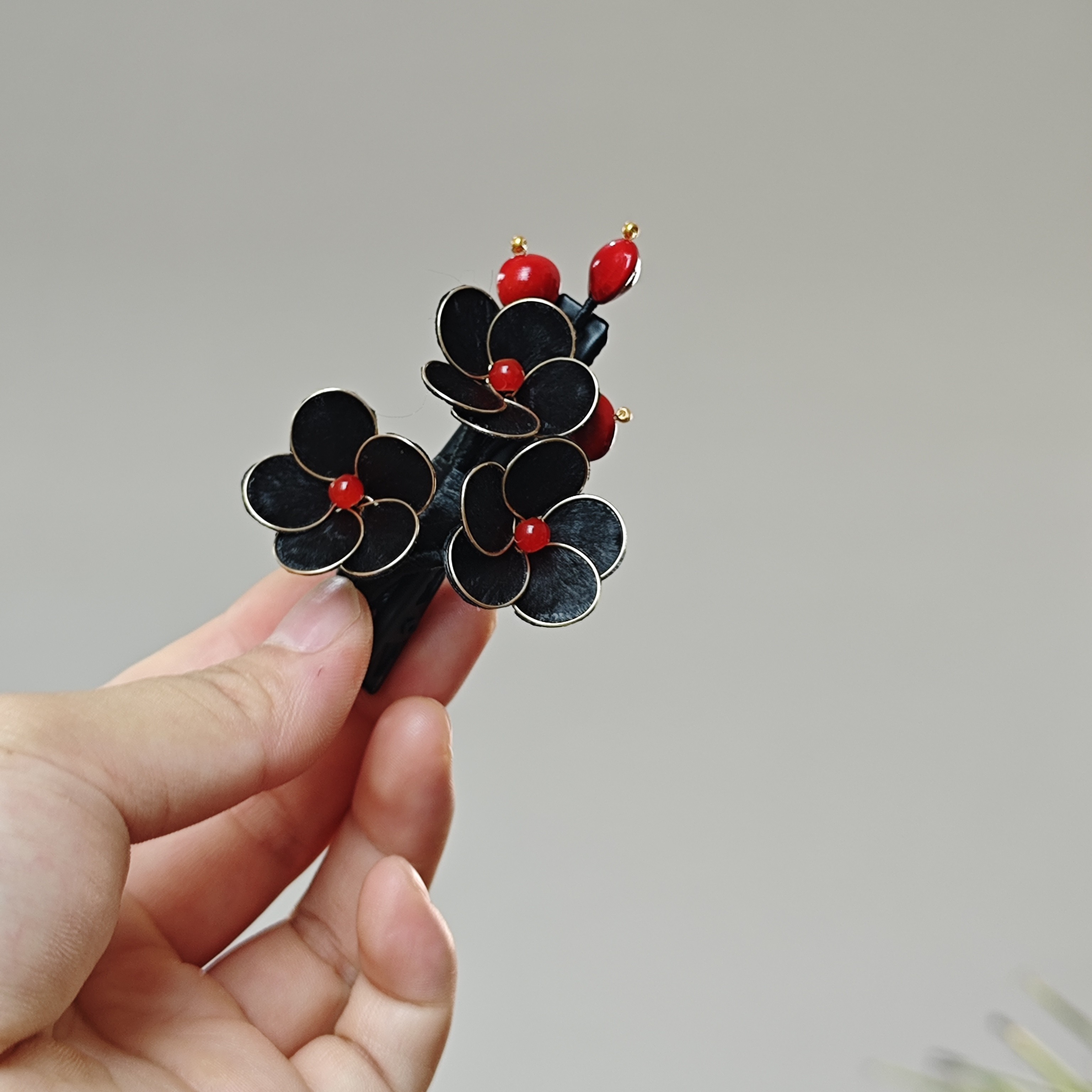 黑色掐丝绒花，非遗绒花（配件红豆）