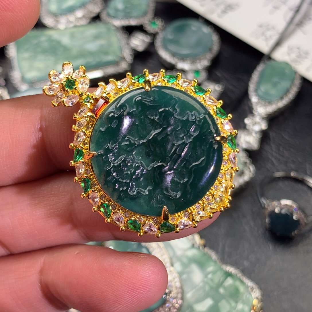 翡翠颈饰未镶嵌山水