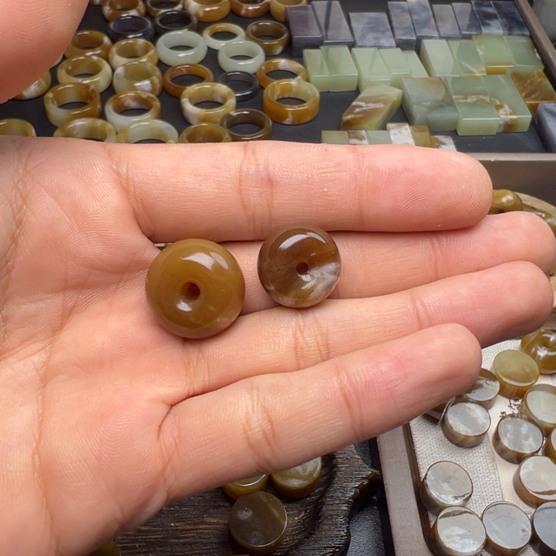 ****颜和田玉（糖玉）未镶嵌珠宝奇石平安扣