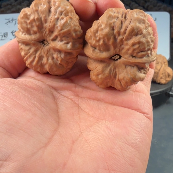 x***嘟吊坠文玩核桃蛤蟆的眼睛是真的好看