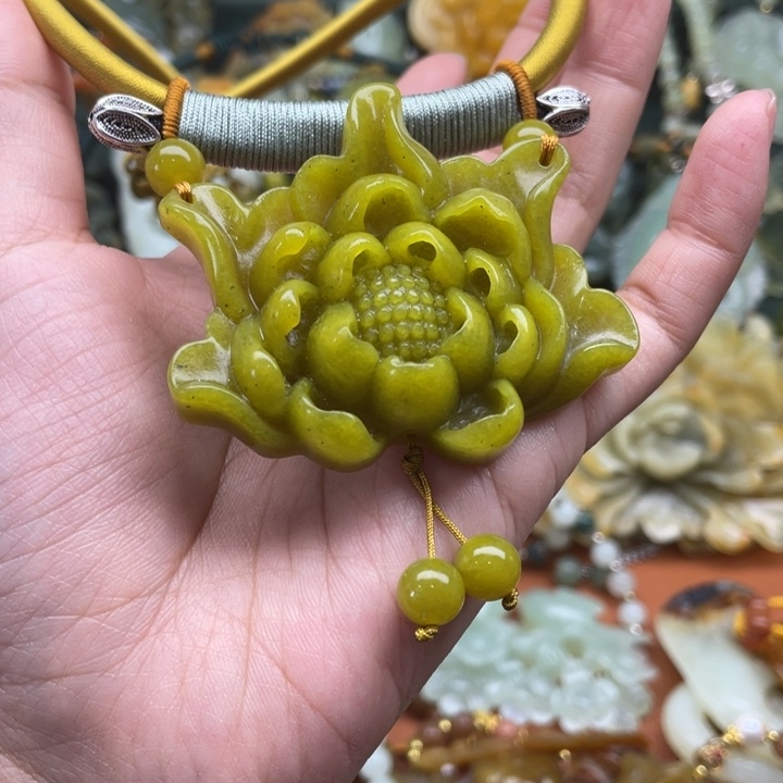 蛇纹石玉吊坠合金