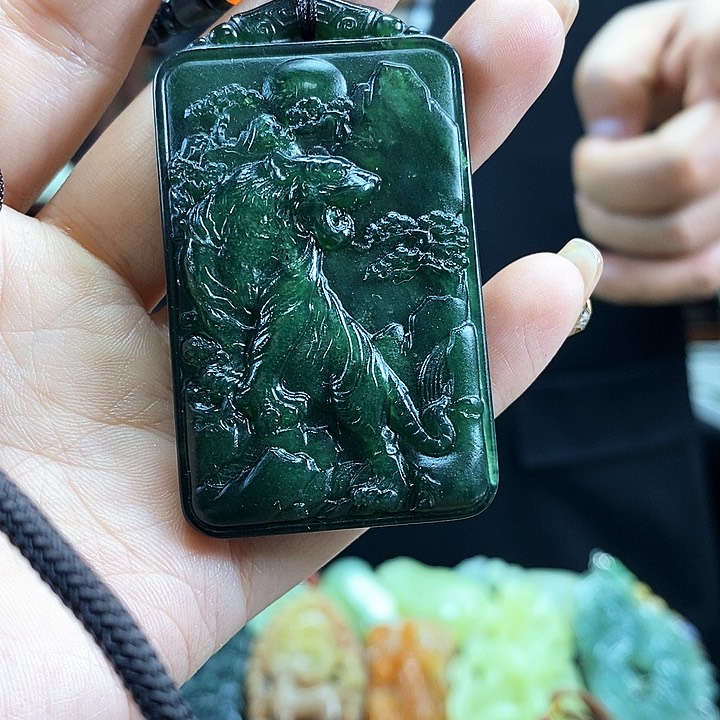 蛇纹石玉吊坠未镶嵌