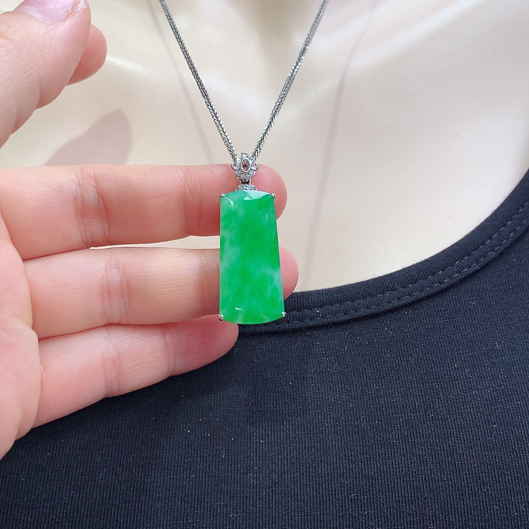 翡翠颈饰18K金镶嵌无事牌