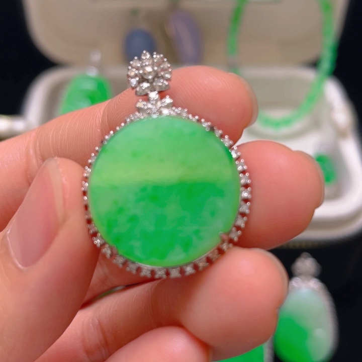 翡翠颈饰18K金镶嵌平安无事牌18k镶嵌