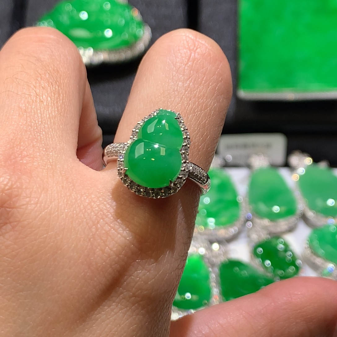 翡翠戒指18K金镶嵌戒指