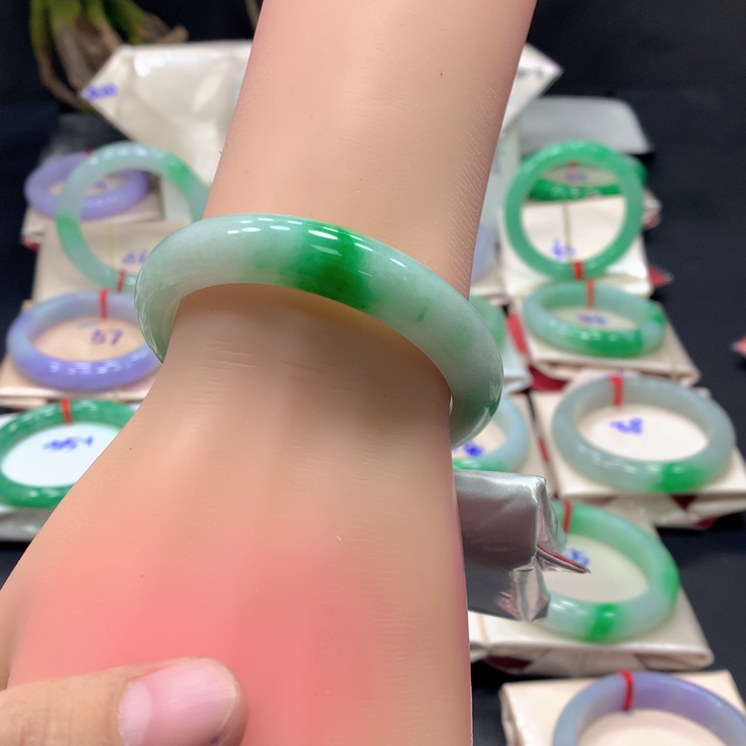 翡翠未镶嵌手镯（圆镯）翡翠