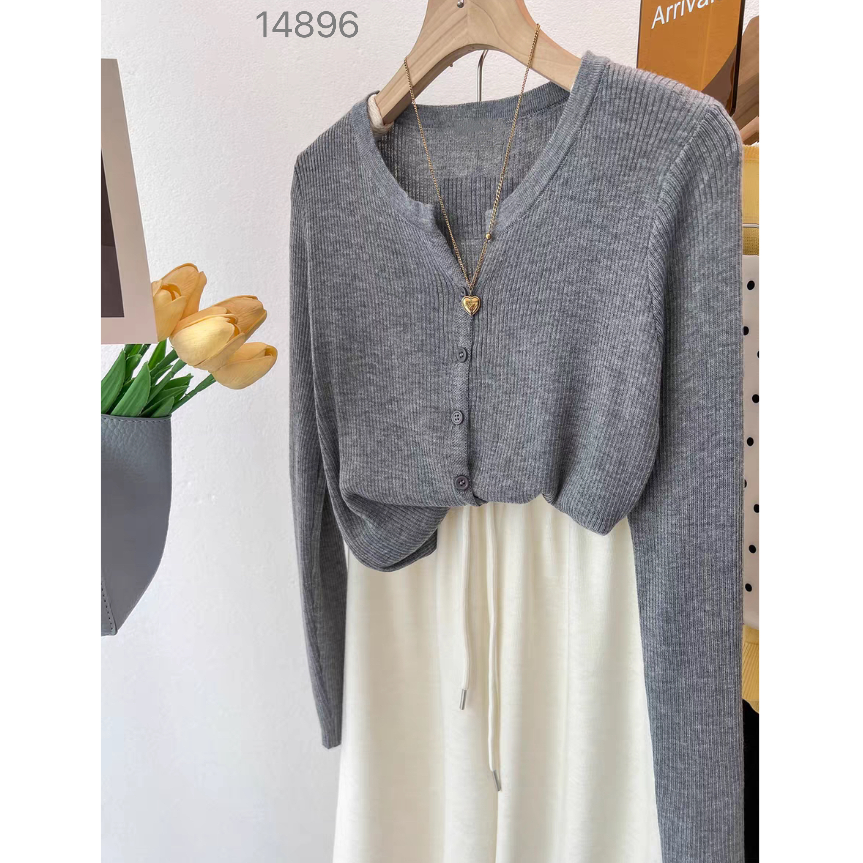 14896 CHUXUN（部分无水洗唛，介意慎拍)剪刀领针织开衫长袖