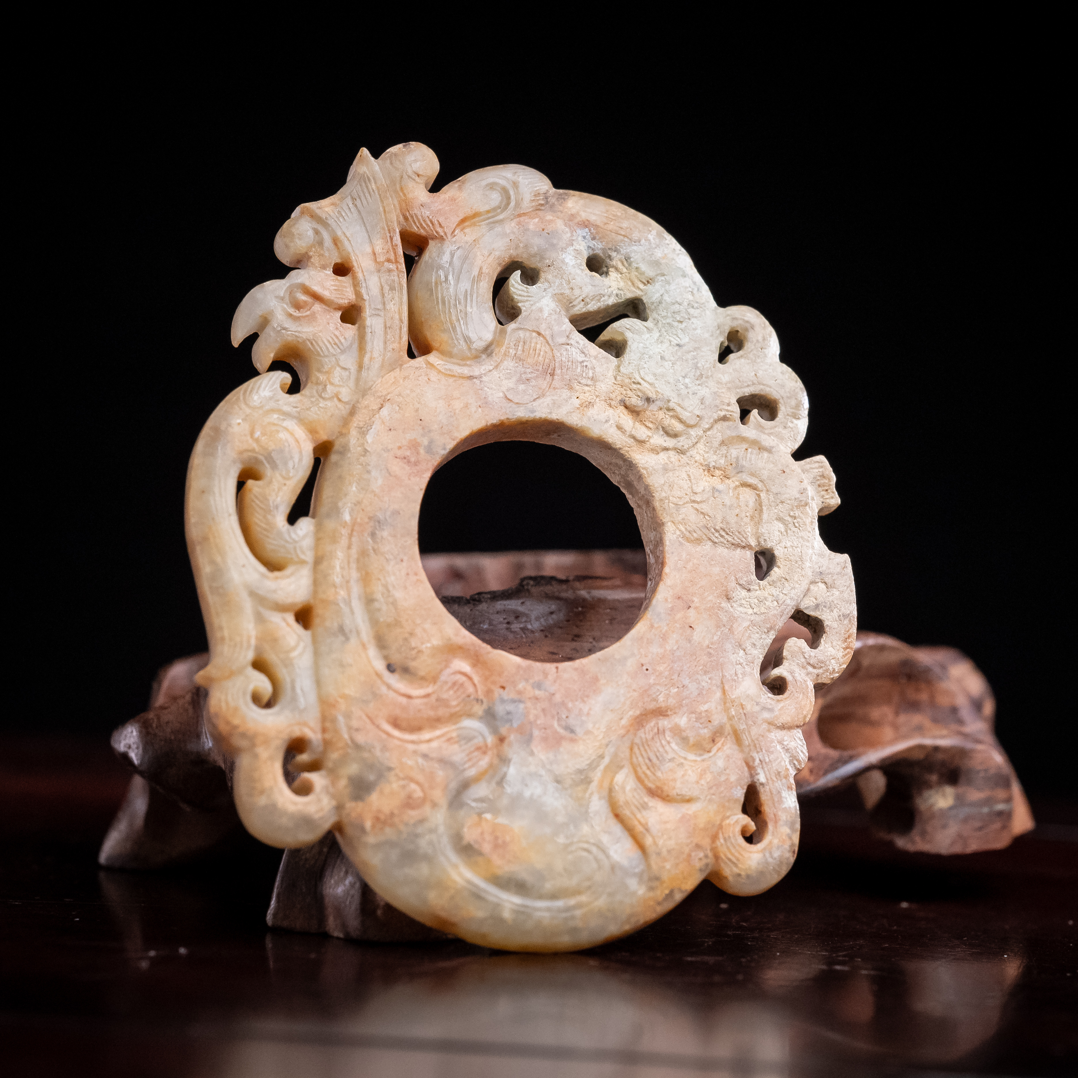 明代和田玉龙纹鸡心佩