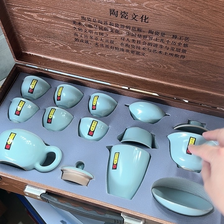 孤品茶具套装等。         