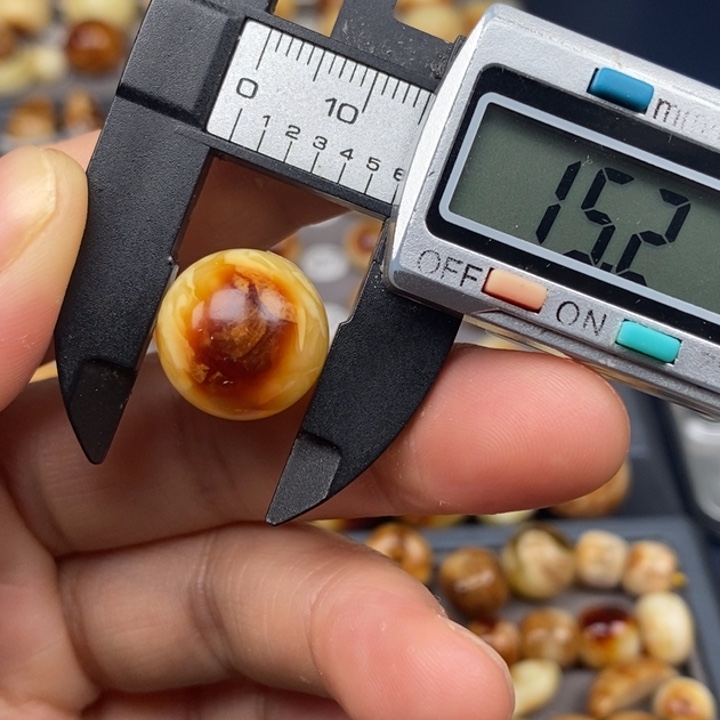 琥珀颈饰未镶嵌圆珠