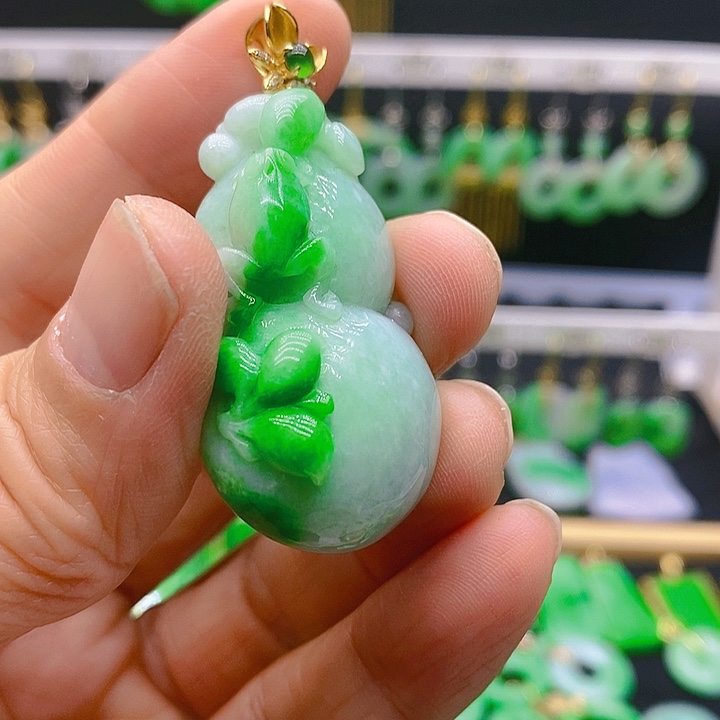 翡翠吊坠(赠链)18K金镶嵌吊坠