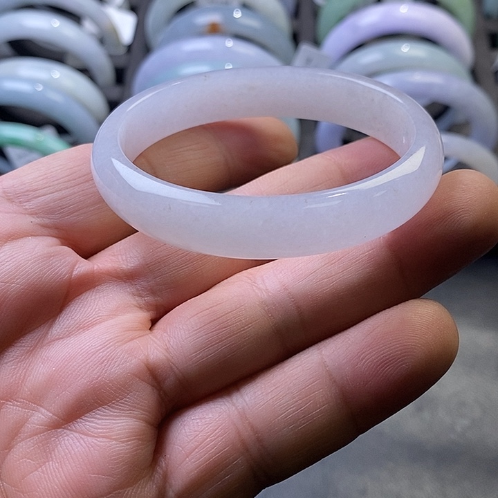 翡翠未镶嵌手镯8、贵妃