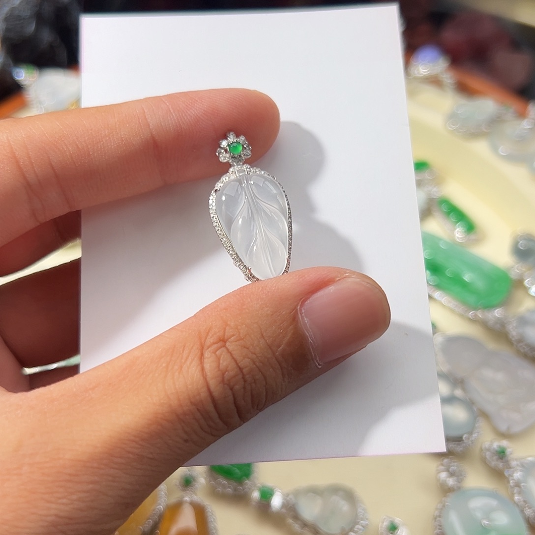 喃***语翡翠18K金镶嵌颈饰高冰玻叶子