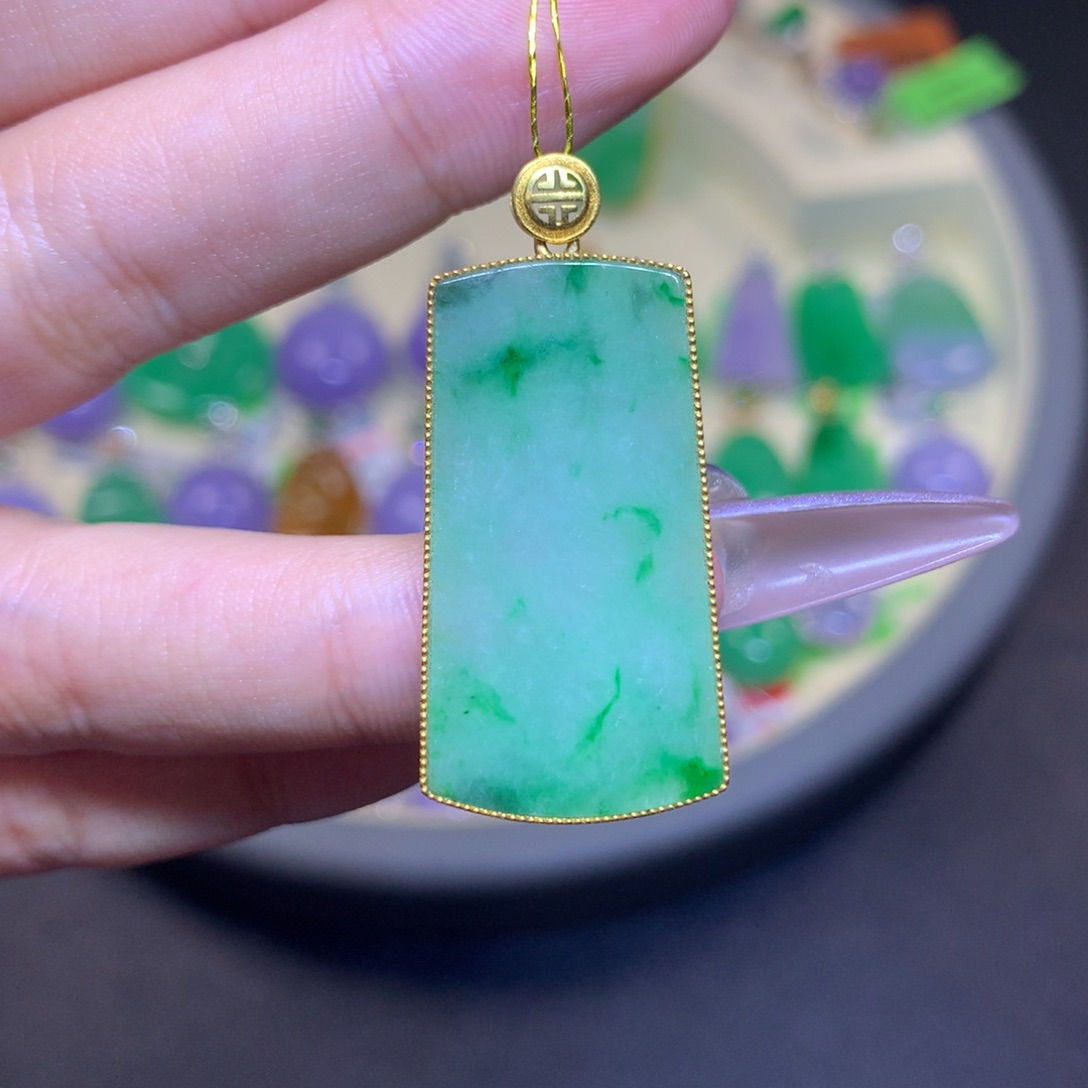 翡翠18K金镶嵌颈饰