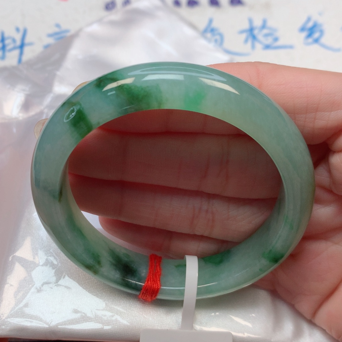 翡翠手镯未镶嵌53圈 冰绿底飘海藻绿花 特色