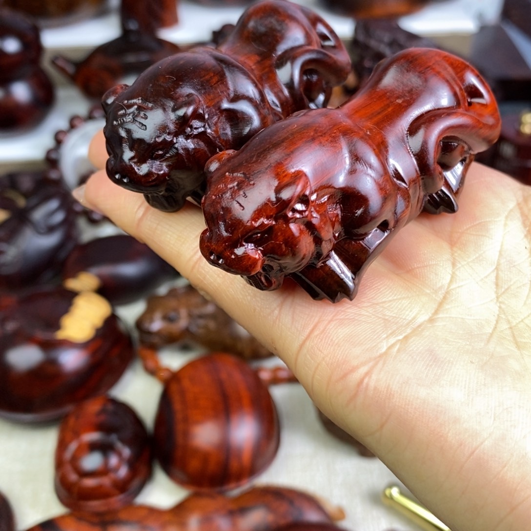 木段光紫檀老虎手把件一对