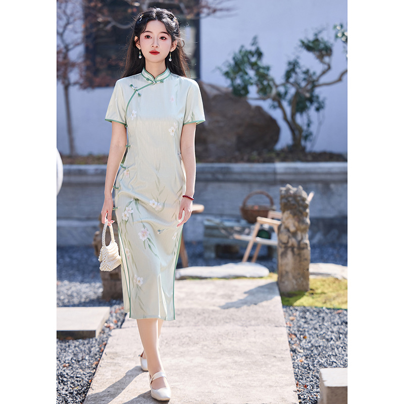 绿色旗袍女新中式2025新款改良年轻款少女长款绝美连衣裙日常夏季