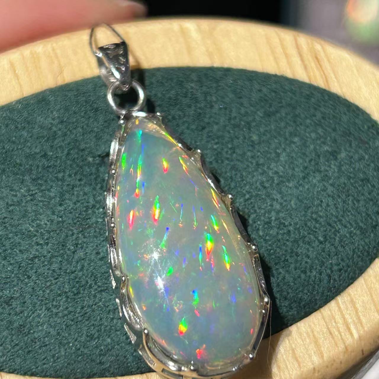 天然白欧泊吊坠简单包镶款