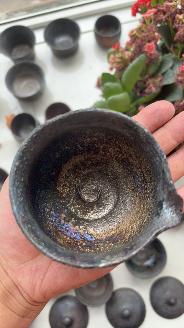 荥经黑砂窑彩公道杯一只