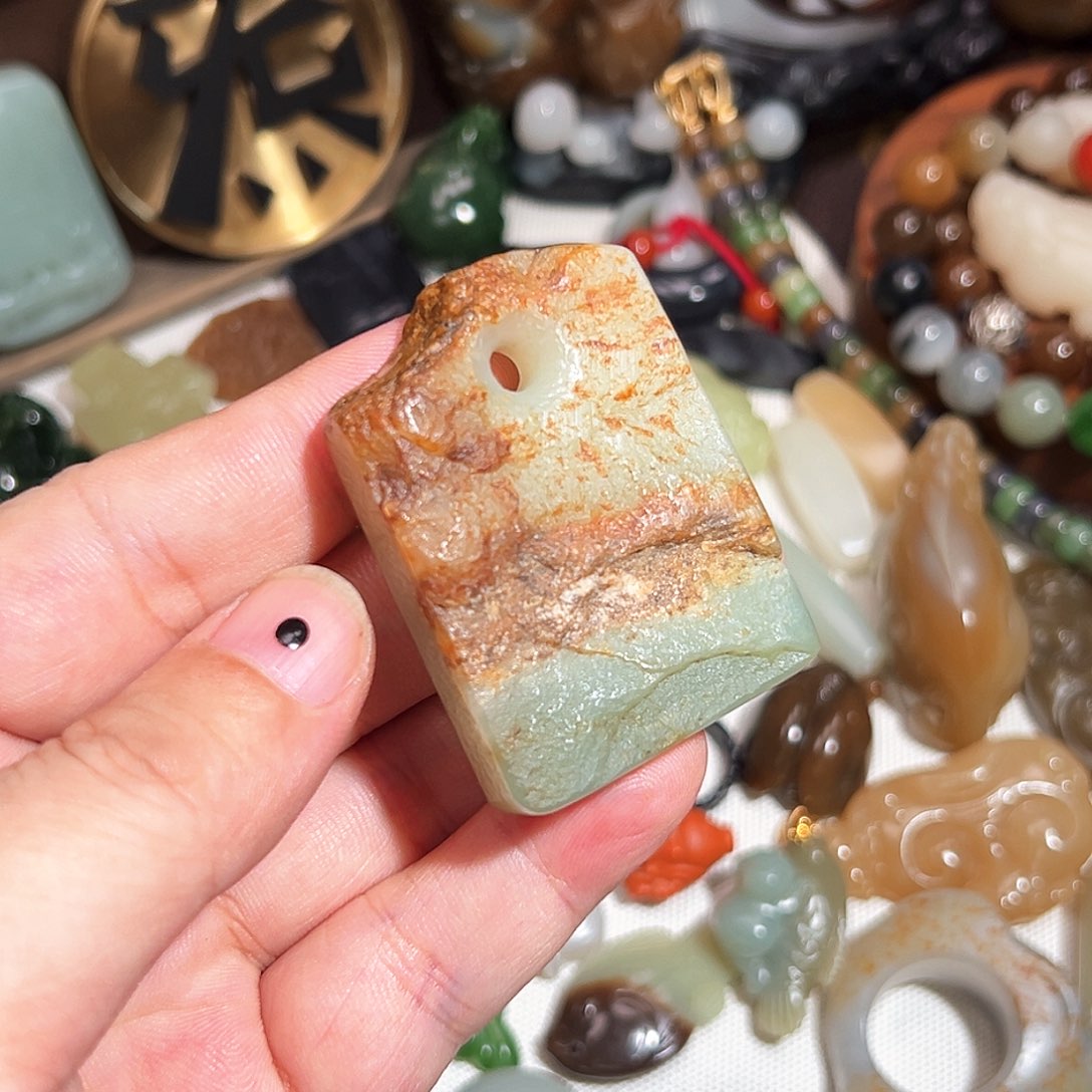 和田玉颈饰未镶嵌俄上流水原皮原色翠青无事牌