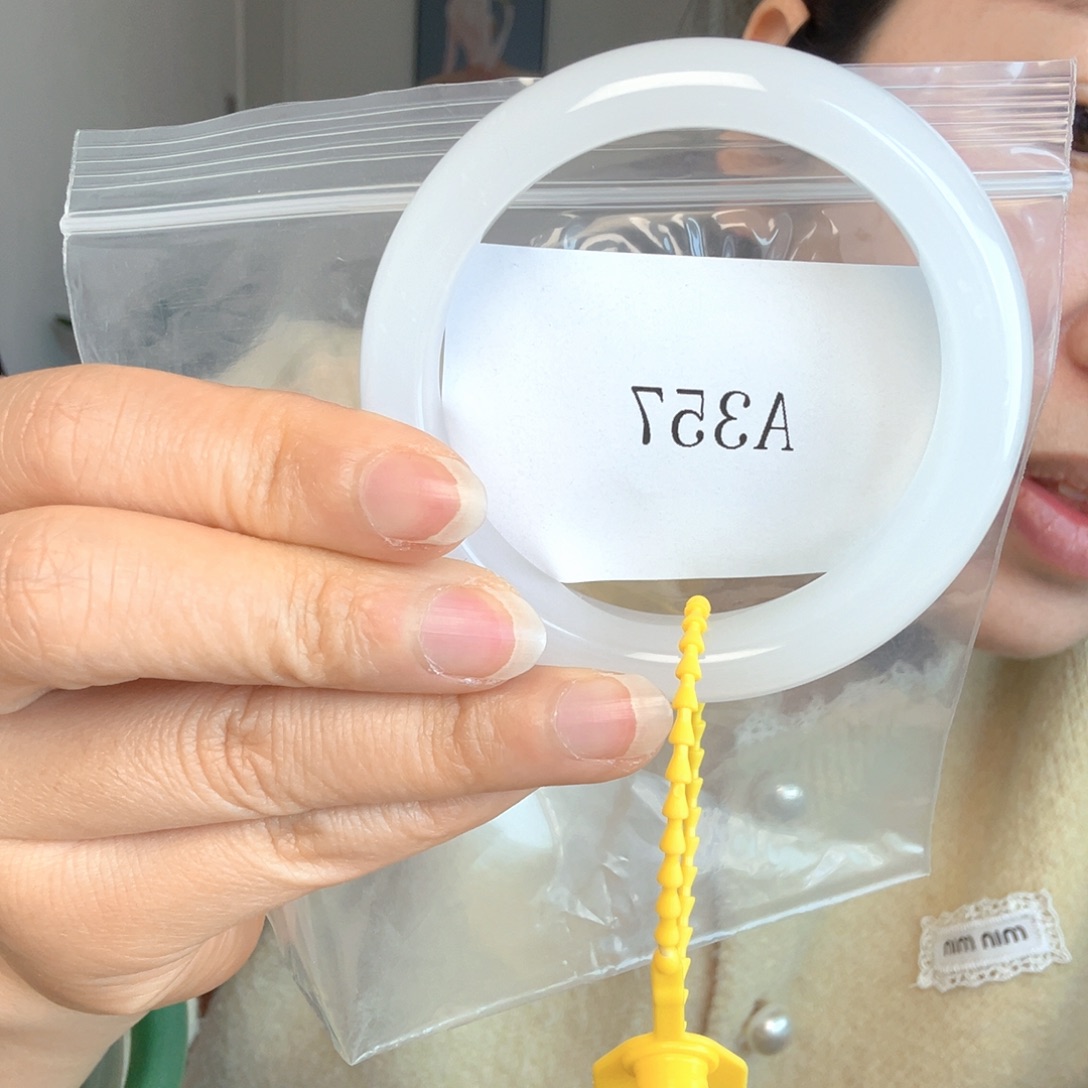 东陵石未镶嵌手镯和手牌的颜色